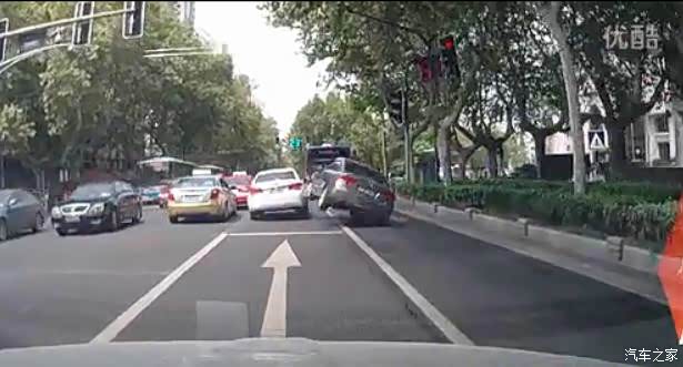 【图】思域追尾科鲁兹瞬间被干翻,上海通用质