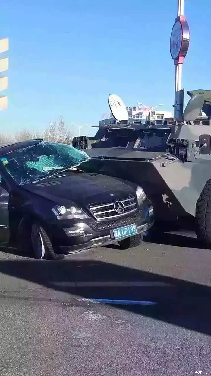 【图】内蒙古锡林郭勒二连浩特市坦克撞大奔,