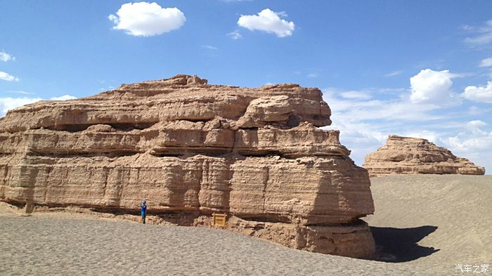 在地质学,雅丹地貌专指经期风蚀,由一系列平行垄脊沟槽构成景观.