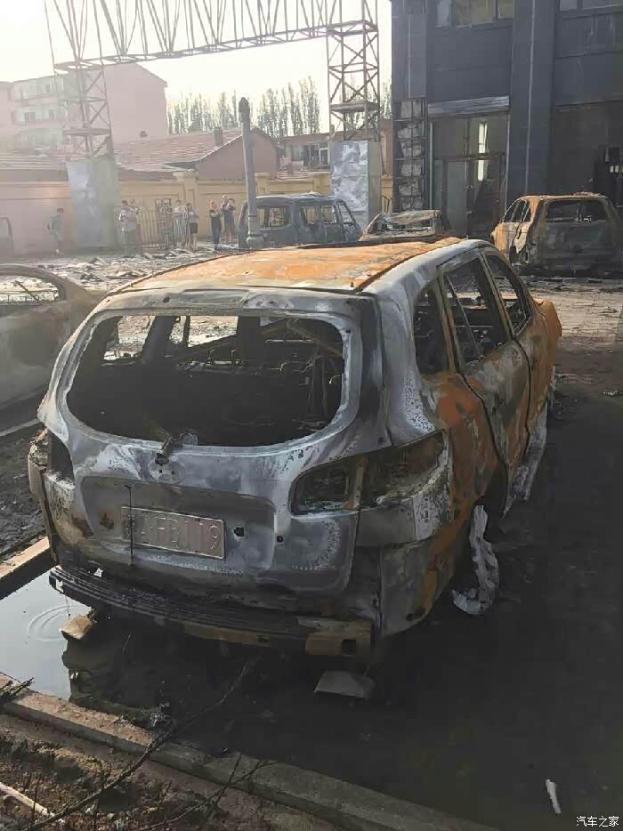 【图】煤气管道爆炸,车都烧报废了
