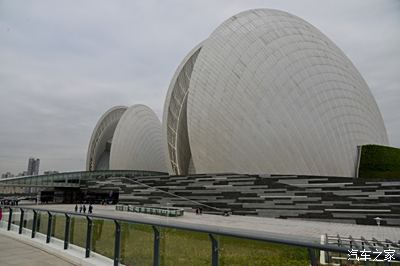 珠海剧院 造型两只扇贝叫日月贝