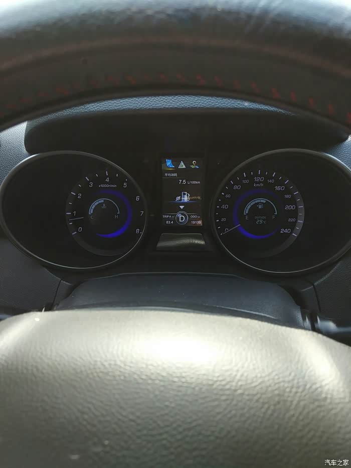 怎样使用电子手刹才正确 500_wKgH5llI4saAD6c1AAknpBotriY269.jpg