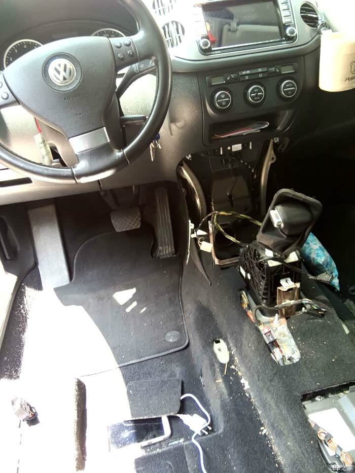 进口途观天窗漏水 地毯拆卸!