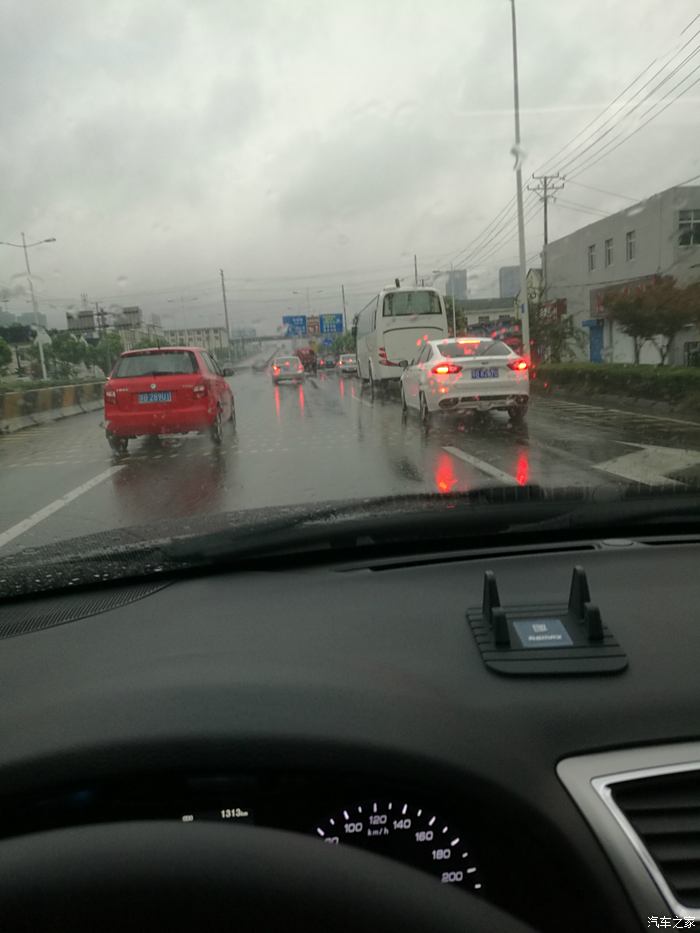 下雨,开车安全第一