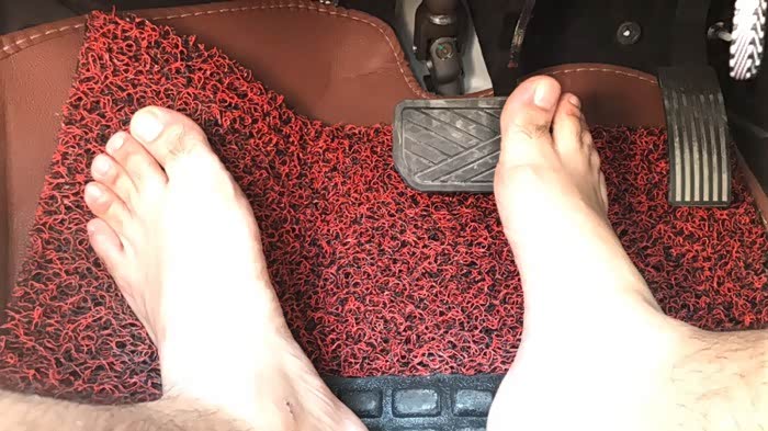 突然发现 打赤脚开车特别省电