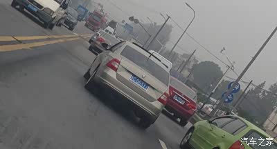 浙CD03Y1,你要脸不?强行变道擦到人家后视镜