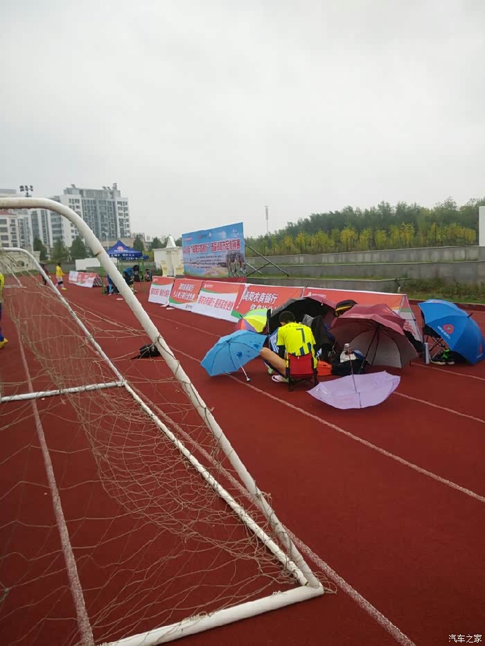 【图】雨中作战,球队参加地区业余联赛足协杯