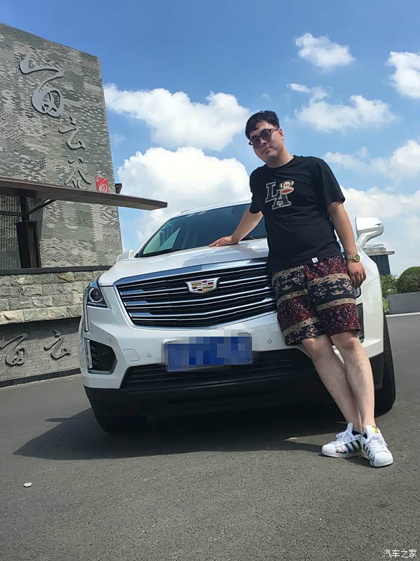 合照.人比较帅点还车比较帅点?