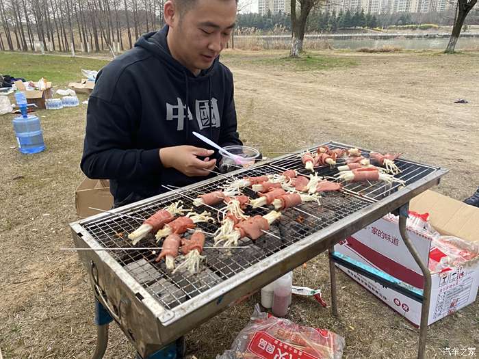 这是我们的烧烤大师,烤的培根是真的非常好吃,比烧烤店的味道还要美味