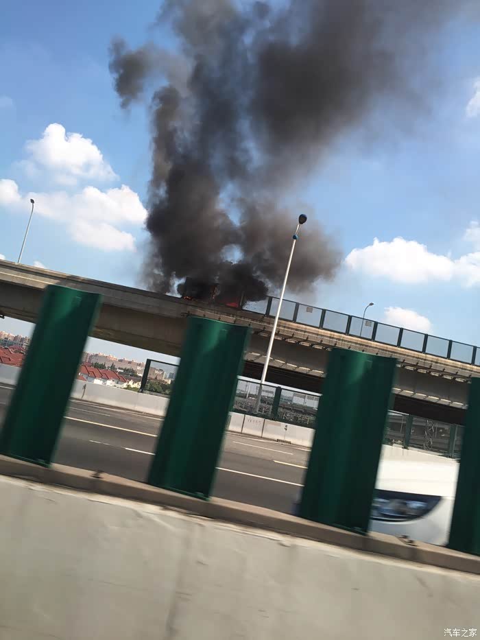 【图】虹桥机场T2转延安路高架市区方向车自