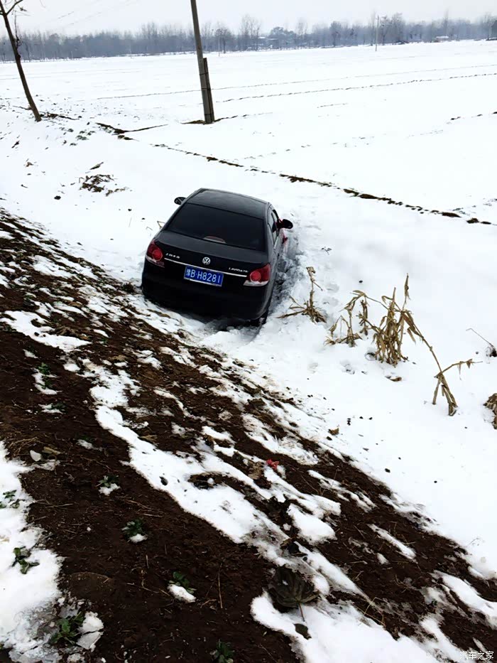 【图】路滑大家开车慢点,车子掉河沟里了 差一