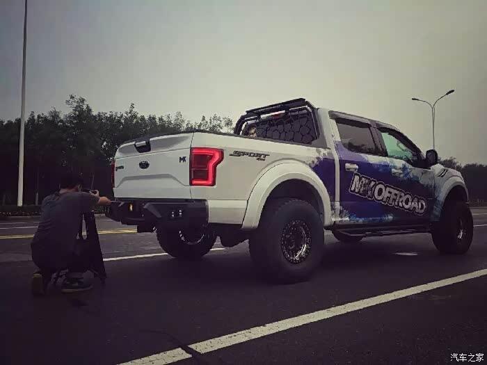 【图】路遇改装大皮卡,尾随蹭拍哈哈~手机发帖