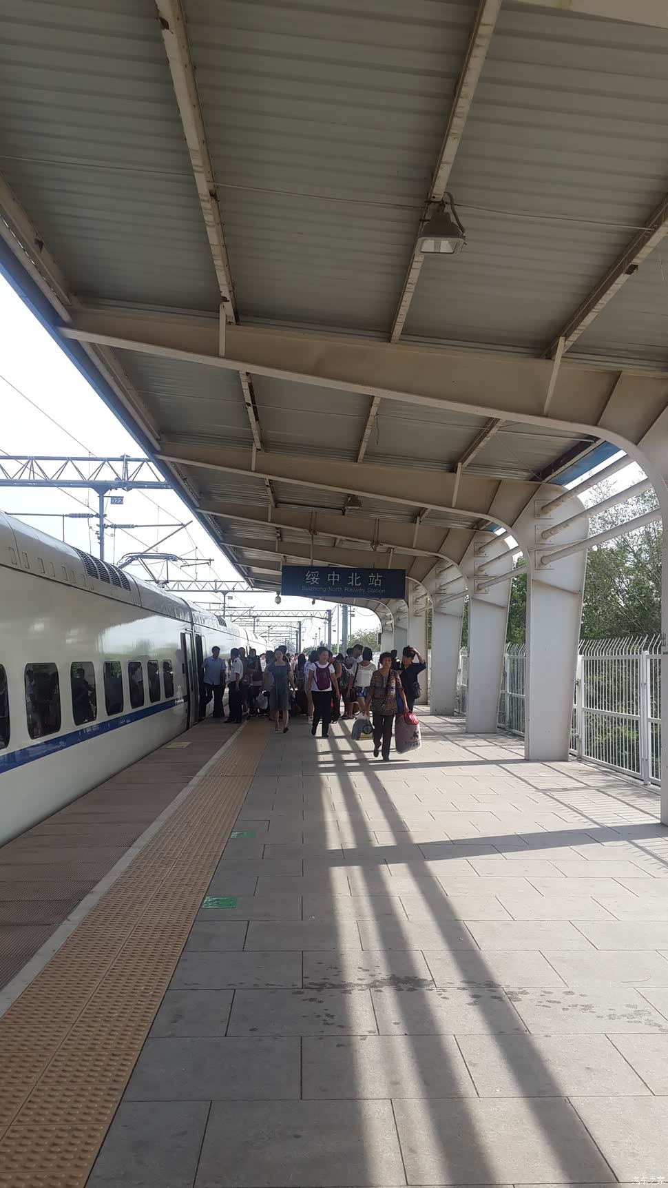 车站人数不多呢，等待吧。 中途在台安还有一站。 这是动车最快时速吧。