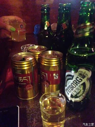 我有孤独和烈酒 开着小白一起走