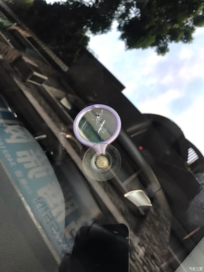 【图】奇骏前挡风玻璃高速上被石子砸个窟窿,