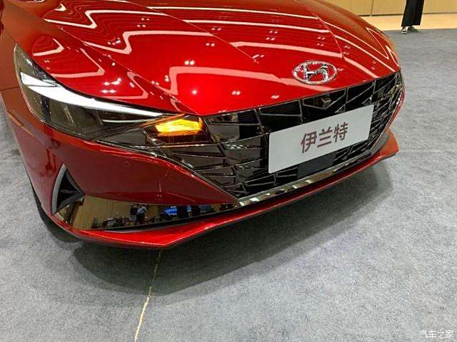 北京现代新伊兰特车身涂装光彩耀目,大嘴式进气格栅个性激进.