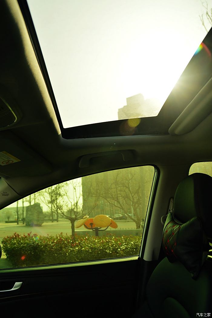 冬日暖阳透过车窗照慵懒人们