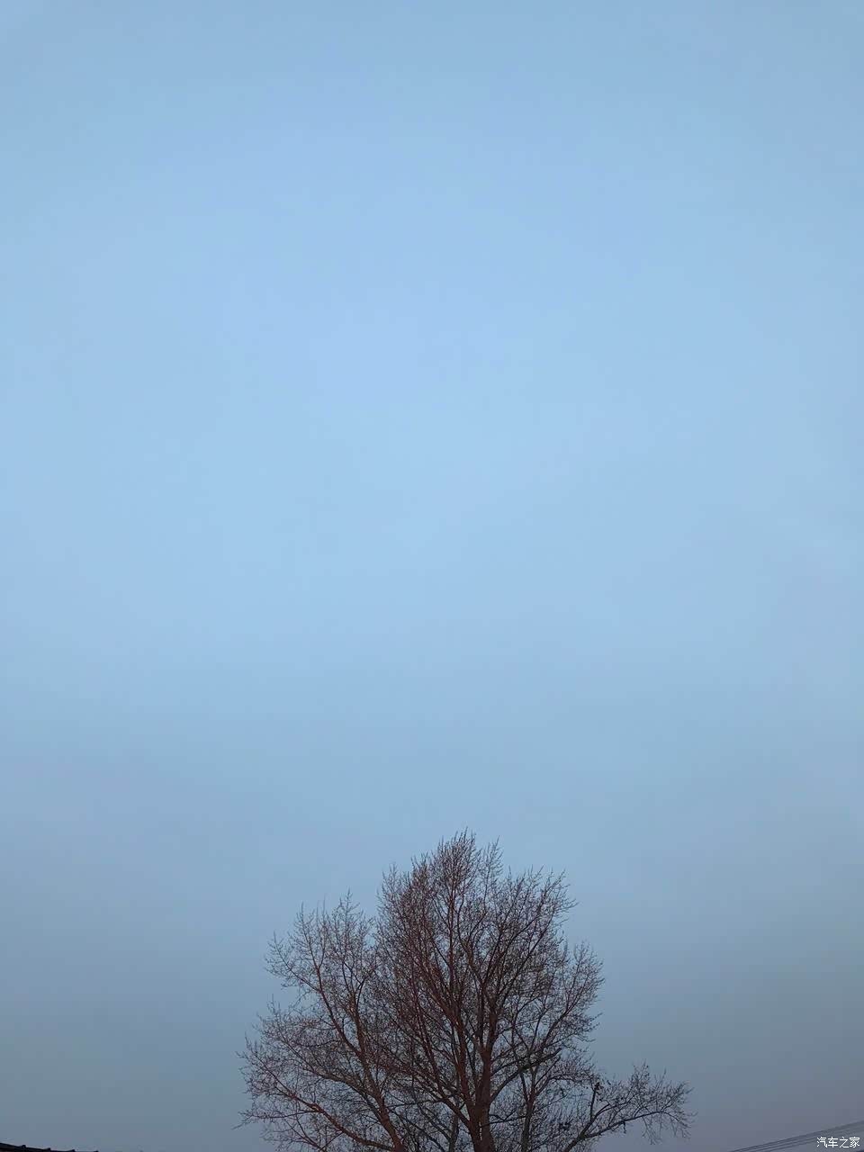 一日之计在于晨,初冬的清晨，天蒙蒙亮，黑夜正欲隐去，破晓的晨光慢慢唤