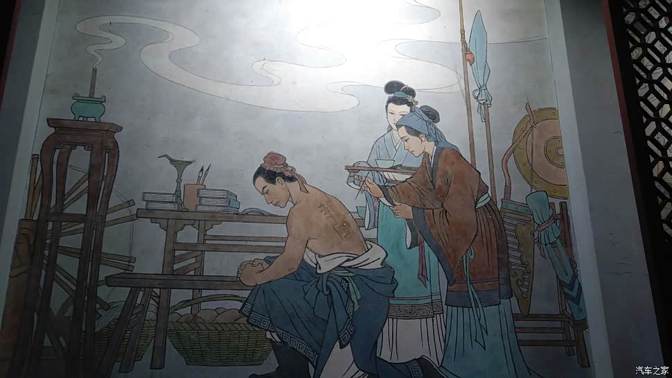 岳母刺字 精忠报国南宋岳飞石俑南北各有一条碑廊，北面碑廊陈列的是岳飞