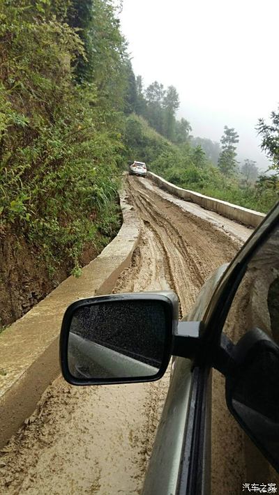 才到半山腰就出现这样泥泞道路非常湿滑