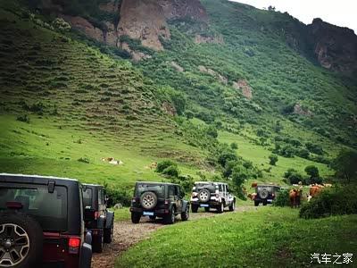 Jeep牧马人车队穿越老掌沟顺利爬过好汉坡