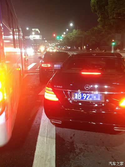 无德奔驰司机压实线连续变道,装B车主私了还是