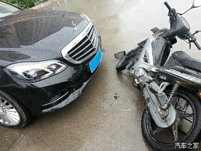 保险杠撞穿,大灯爆裂,倒霉的今天撞了一辆摩托