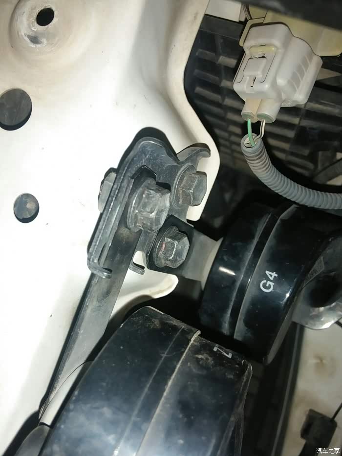 乞丐变王子之新威驰改装原车喇叭和排气管。