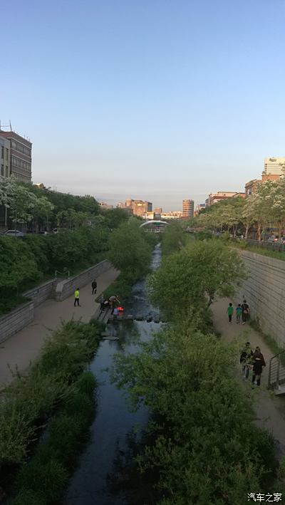 第站 清溪川 坐落在首尔闹市里我们看到条流水淙淙河那儿有带孩子父母