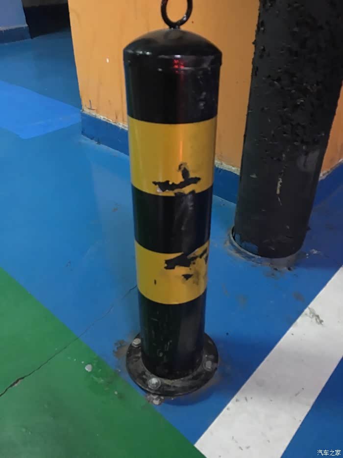 【图】新手,车碰了停车场的柱子。