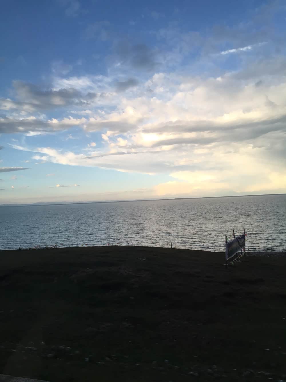 半夜睡不着觉,把心情哼成歌,只好到屋顶找另一