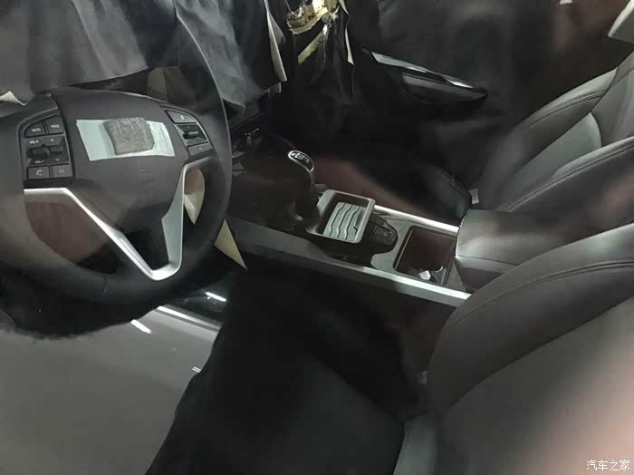 中华v7最新谍照,附带天窗和底盘