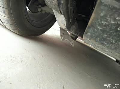 车托底了,不知道是什么零件掉下来了,有懂得大
