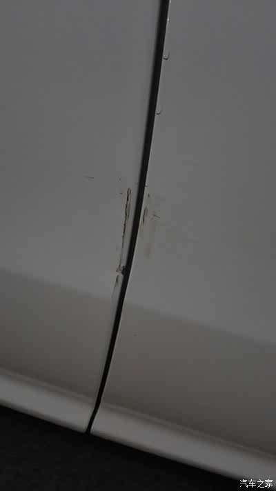 掉头变道到应急车道,后车超速撞到右侧谁的责