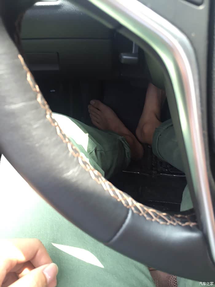 【图】这天太特么热了,打赤脚开车舒服。