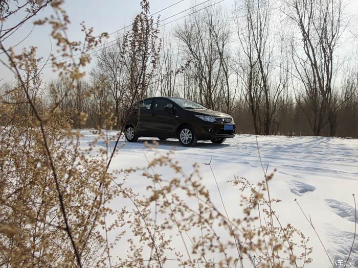 片片白雪忆往昔,林间小道留念!