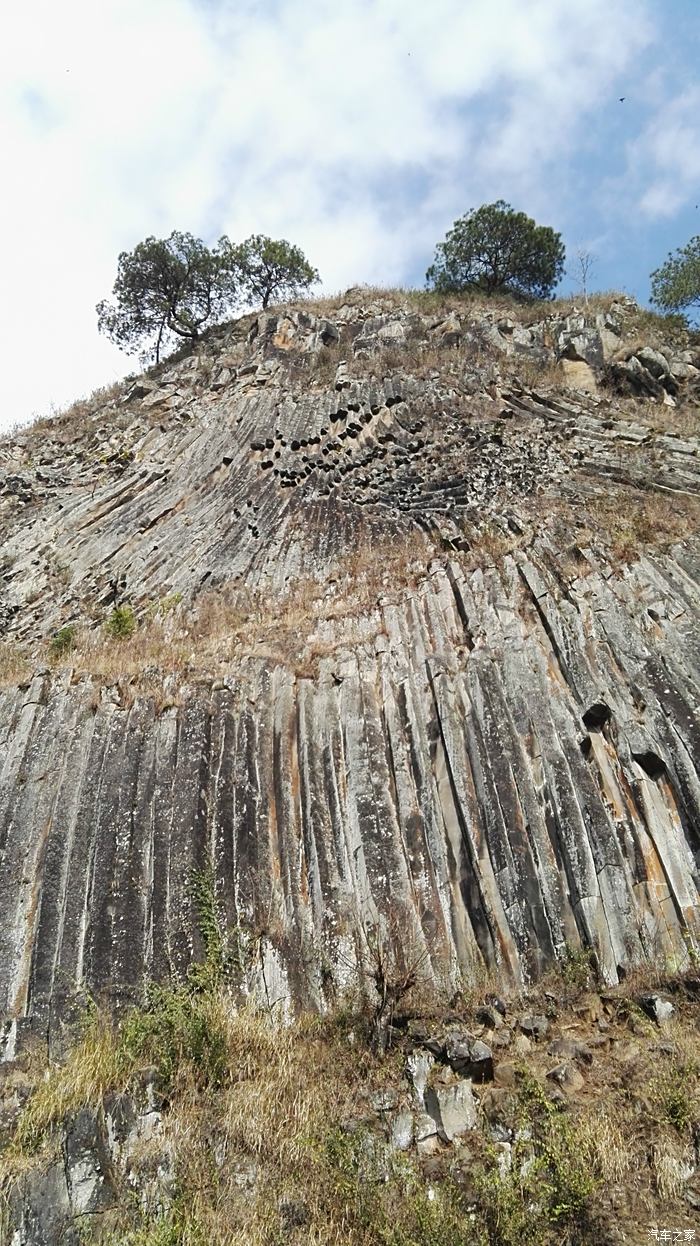 腾冲不太出名,但却是顶级的游览景点--火山岩柱状节理峡谷