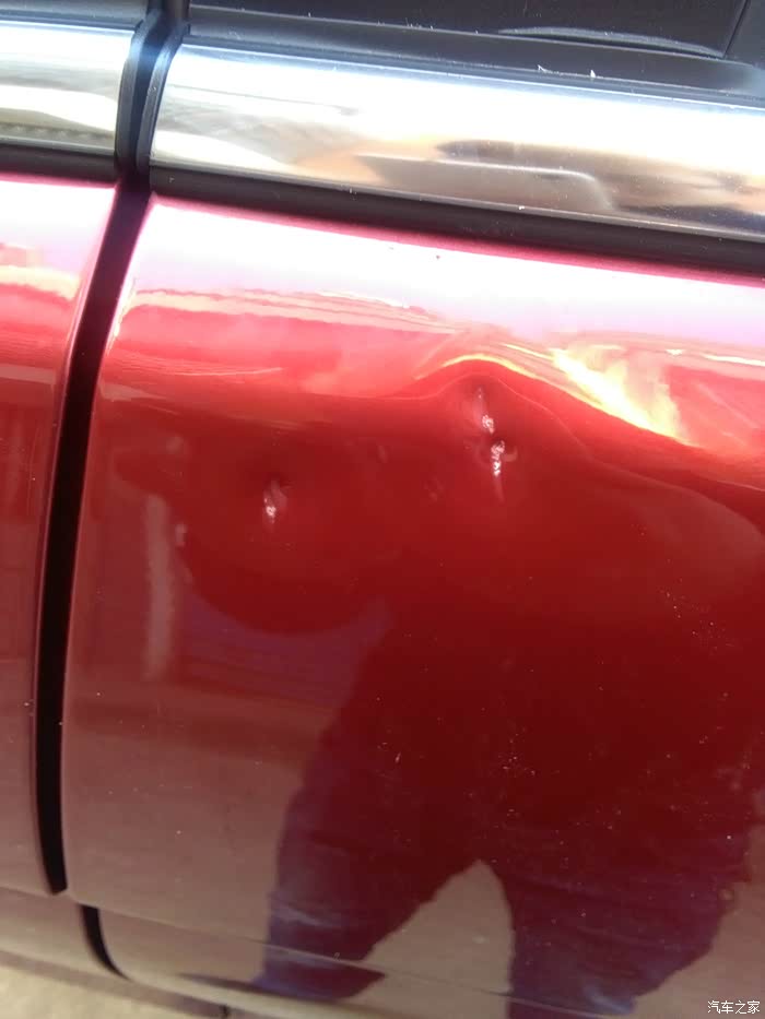 【图】车停楼下被手贱的人砸了,帮看下要多少