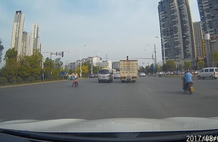 货车遮挡,黄灯时前轮已过线, 红灯亮后轮没过线