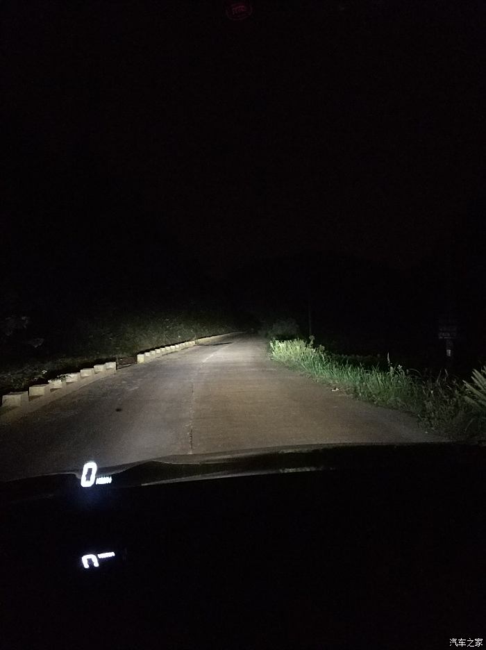 晚上无聊,开车车跑了20多公里,来到一条暗无天日的夜路上,一个人í