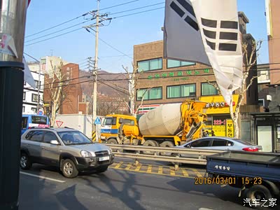 三一节的韩国街头的来来往往的车