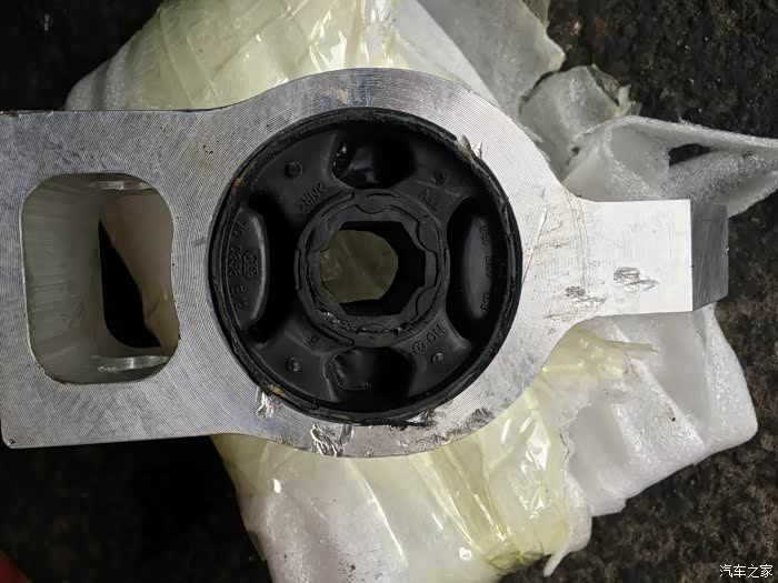 【图】出两个迈腾下摆臂胶套总成