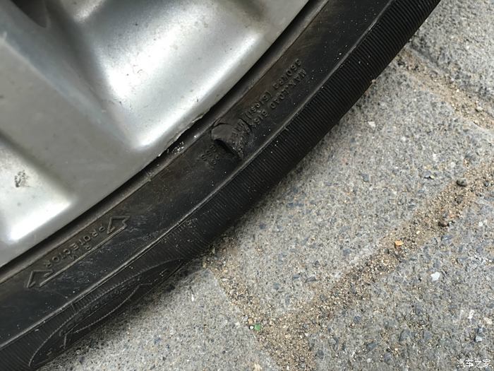 【图】2015全新英朗轮胎被台阶刮点一小块!