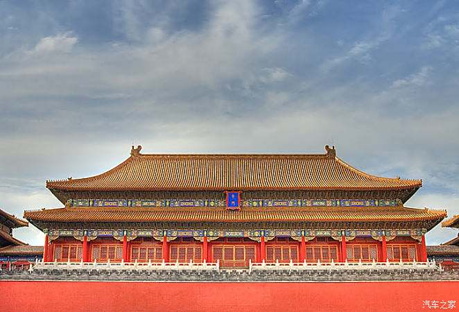 北京故宫是世界上现存规模最大,保存最为完整的木质结构古建筑之一,是