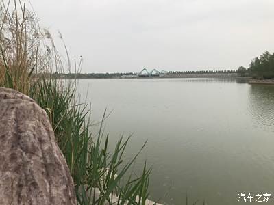 平原湖公园位于新乡经济技术开发区北部毗邻河南师范学新联学院,西邻