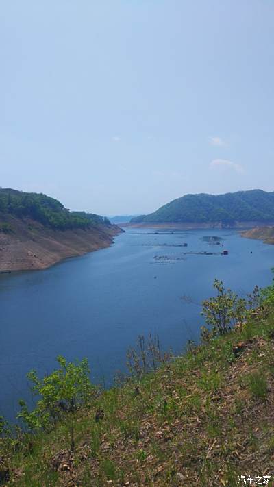 景区素有东北区第淡水湖之称水丰湖湖面浩淼壮阔山水相映碧绿如蓝江水