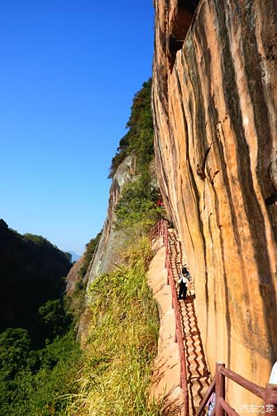 云崖栈道(阳元石景区)全两千米盘旋附在刀削样断崖处因其险陖而成为