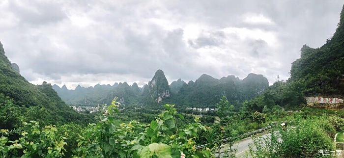 满山蓊郁荫翳的树木与湛蓝辽阔的天空,缥缈的几缕云恰好构成了幅雅趣