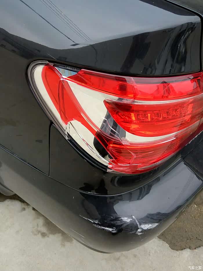 【图】停车被撞了后车灯,报保险划算吗?