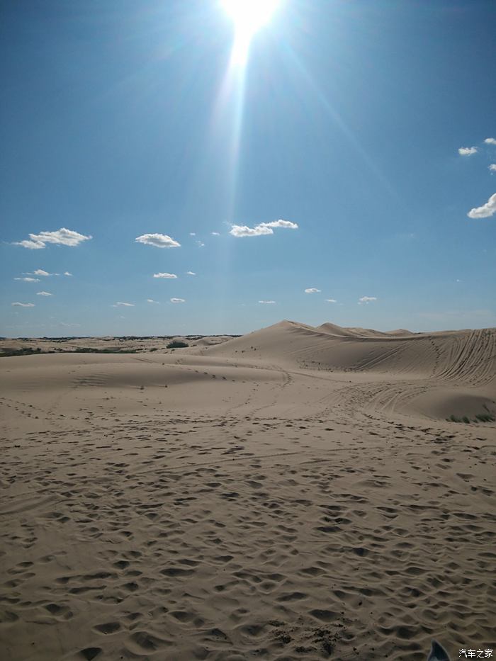 一望无尽沙漠在烈日之下显那么安详,无法和脑海中沙漠恶劣气候所重叠.